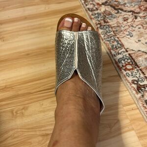 EUC, SILVER FAUX LEATHER sandals,size 8M,worn once,very lightweight,Comfortable